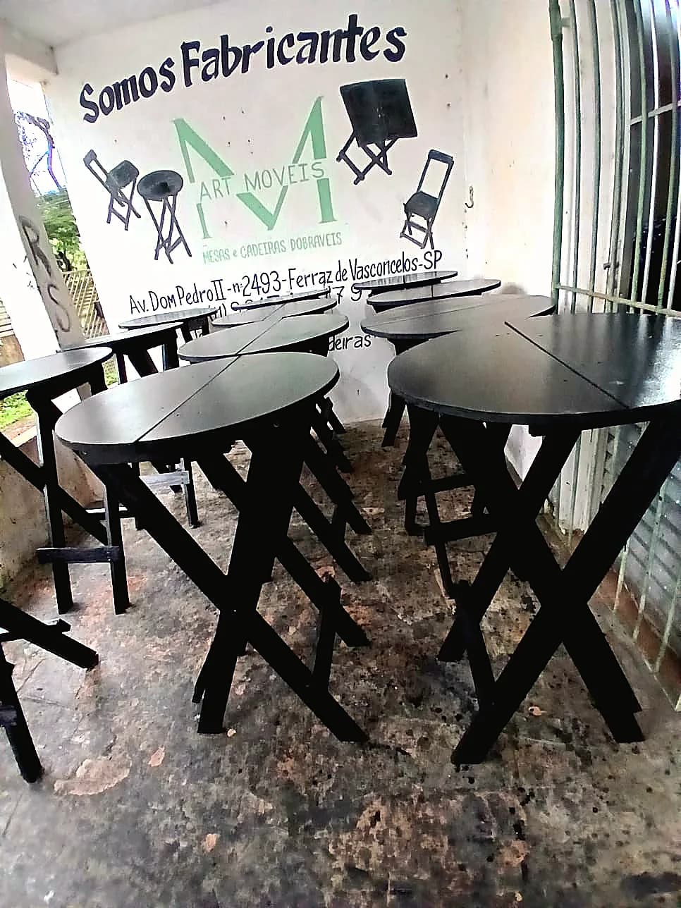 Mesas bistrô pretas dobráveis fabricadas pela A.R.T Móveis