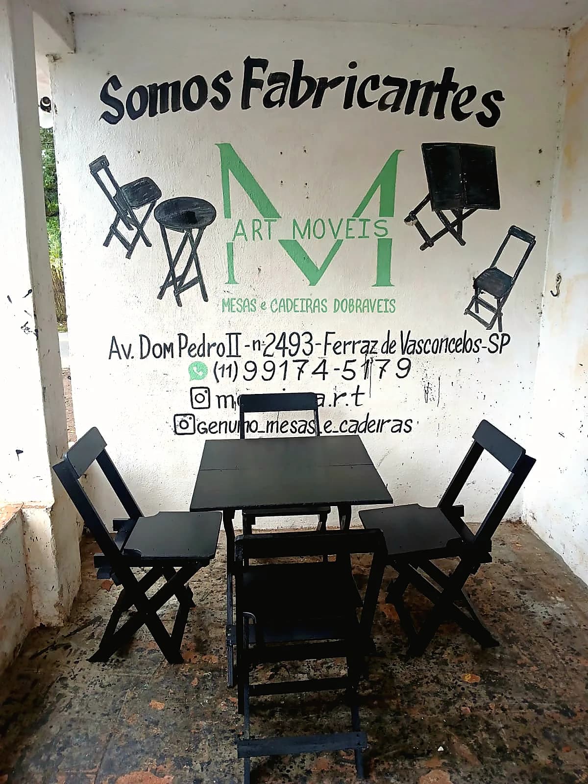 Conjunto dobrável preto com mesa e cadeiras fabricado pela A.R.T Móveis