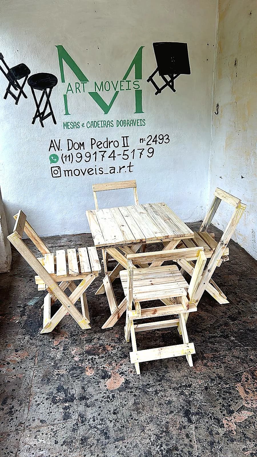 Conjunto dobrável em madeira clara fabricado pela A.R.T Móveis