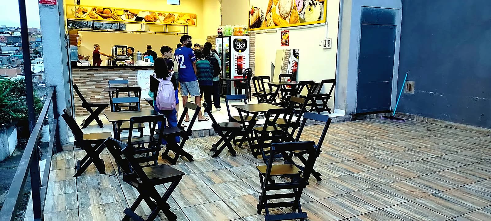 Ambiente comercial com mesas e cadeiras dobráveis A.R.T Móveis