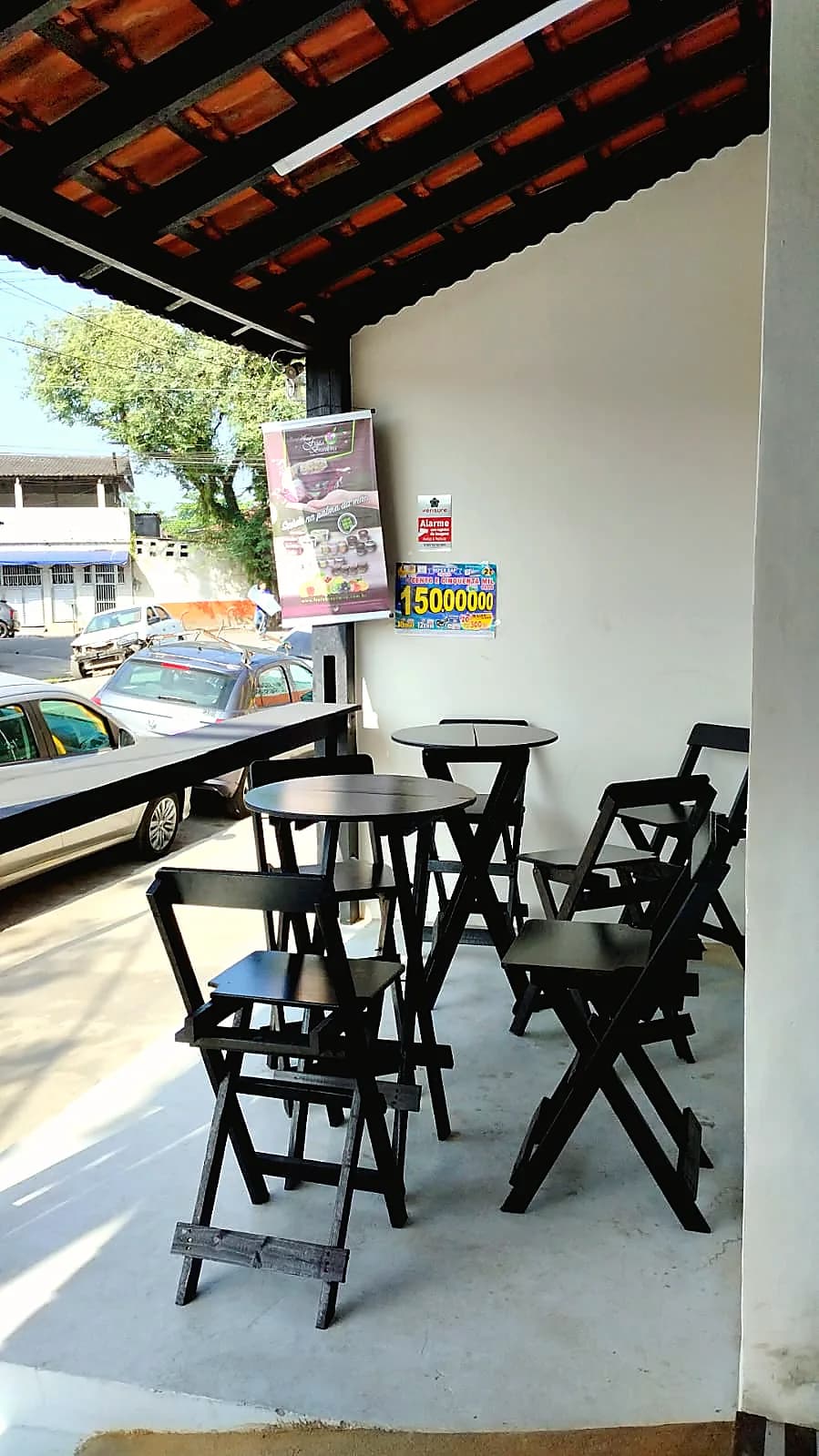 Conjunto bistrô preto instalado em ambiente comercial
